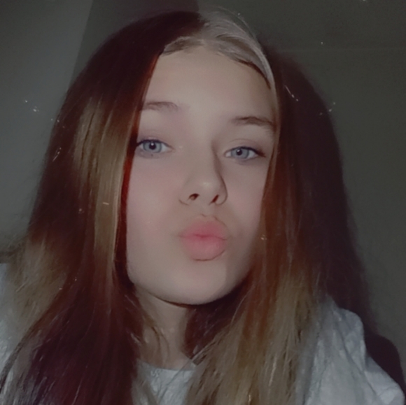 Meet your Posher, Becca - Picture 1 of 1